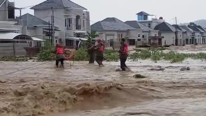 Banjir Rendam Dua Kecamatan di Padang, Evakuasi Warga Berlangsung