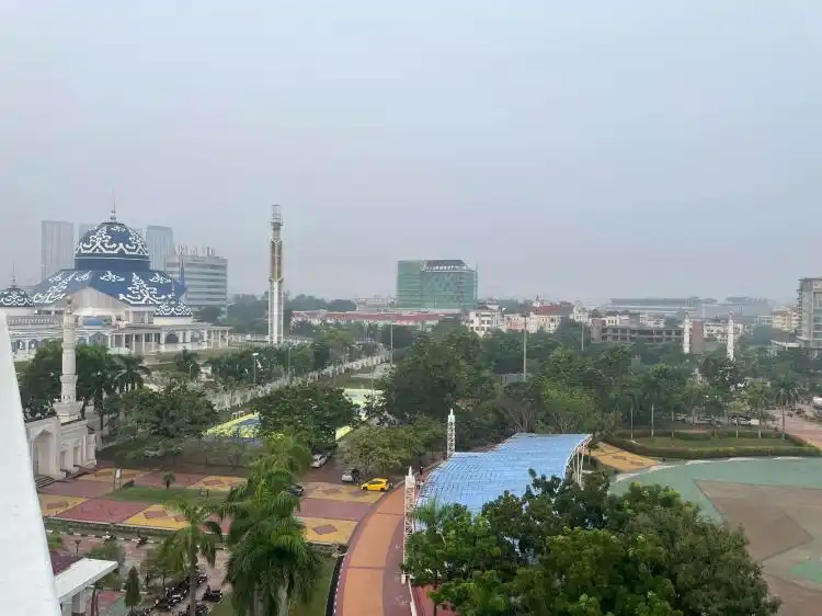 Meski begitu, hujan ringan hingga sedang masih berpeluang terjadi di beberapa daerah