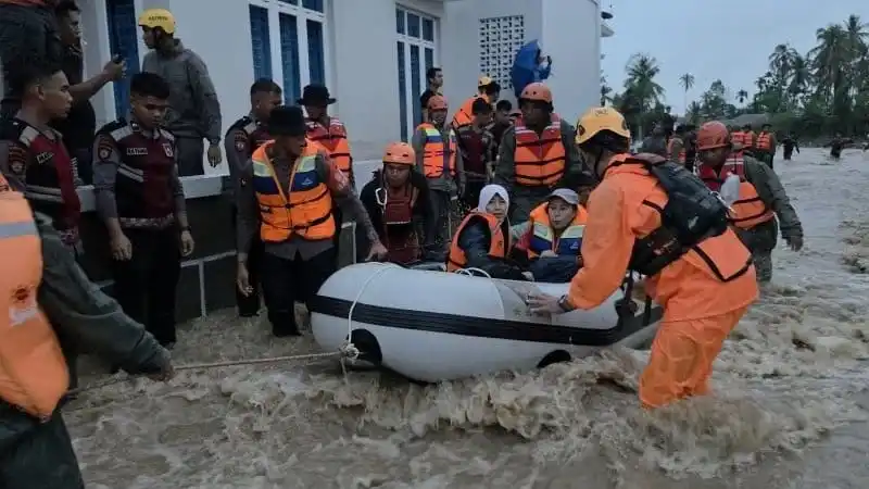 Banjir terjadi akibat luapan air sungai yang dipicu hujan lebat sejak Sabtu siang