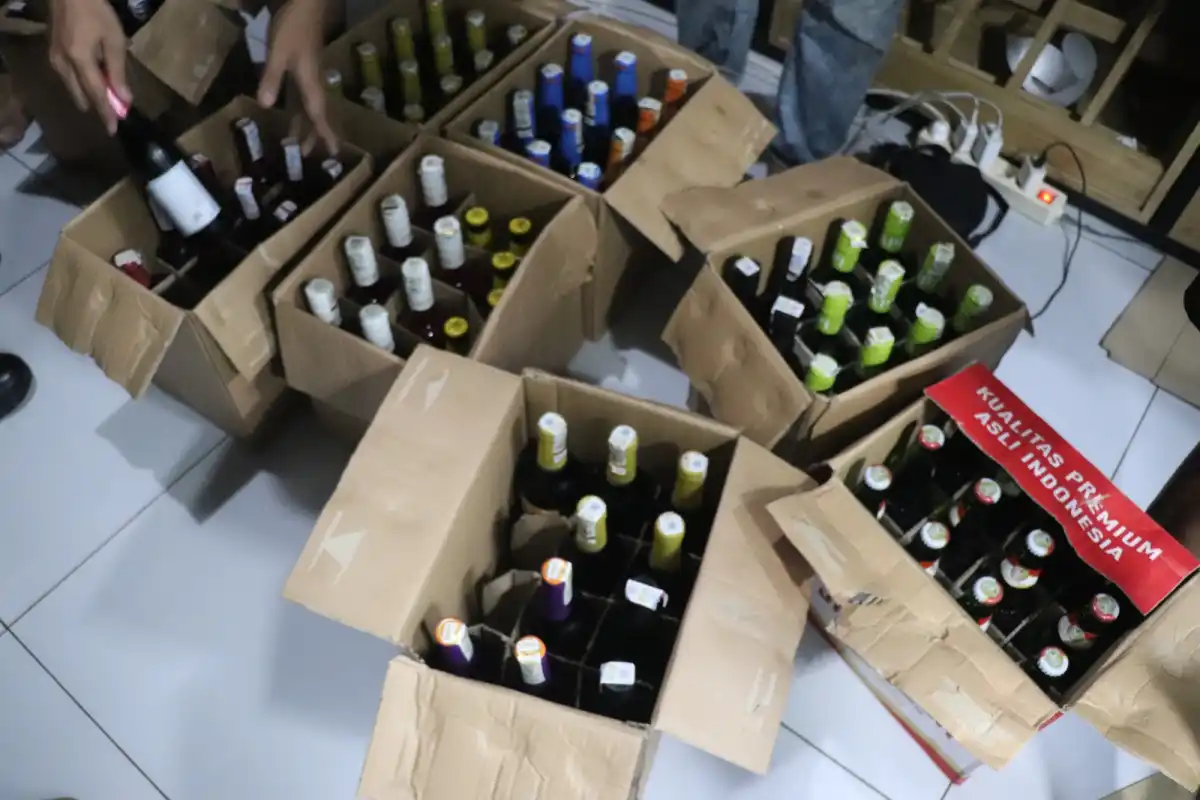 Polres Bantul Sita 128 Botol Miras Ilegal dalam Razia di Tujuh Kapanewon