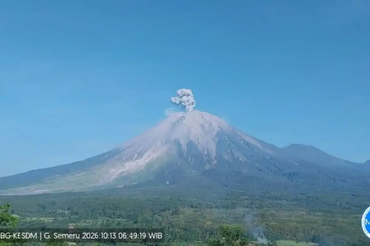 Gunung Semeru Erupsi Sembilan Kali, Kolom Abu Mencapai 900 Meter