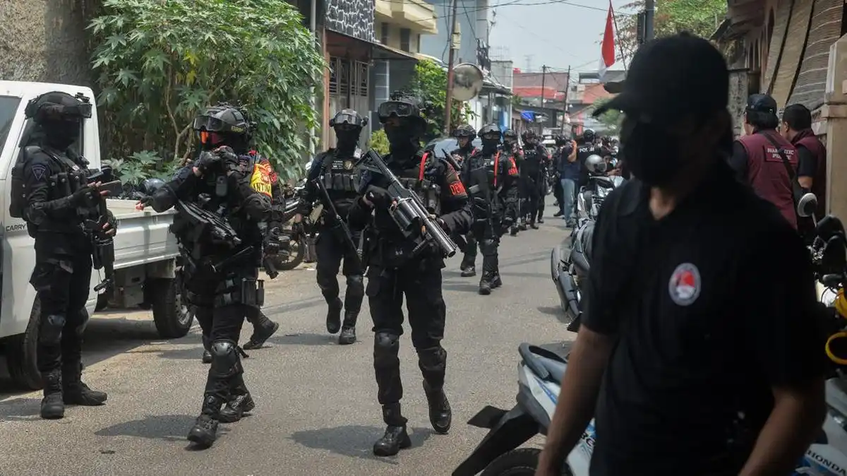 Operasi Gabungan di Kampung Boncos: Empat Pria Diamankan dan Lapak Narkoba Dibakar