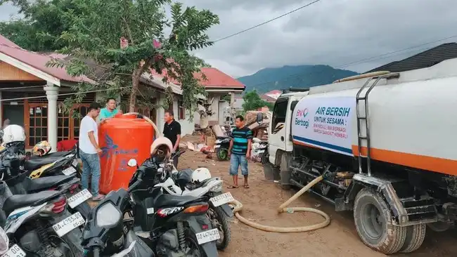BNI Bantu Pengungsi dan Keluarga Terdampak Banjir di Padang