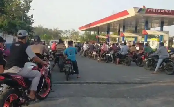 Antrean BBM Mengular di Sejumlah SPBU Jember, Warga Khawatir Pasokan Terbatas