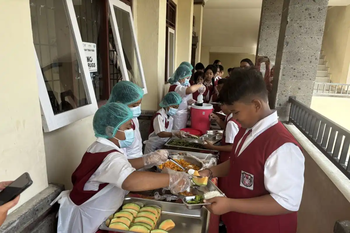 Uji Coba MBG Prasmanan di SDN 14 Dangin Puri Dorong Kemandirian Siswa