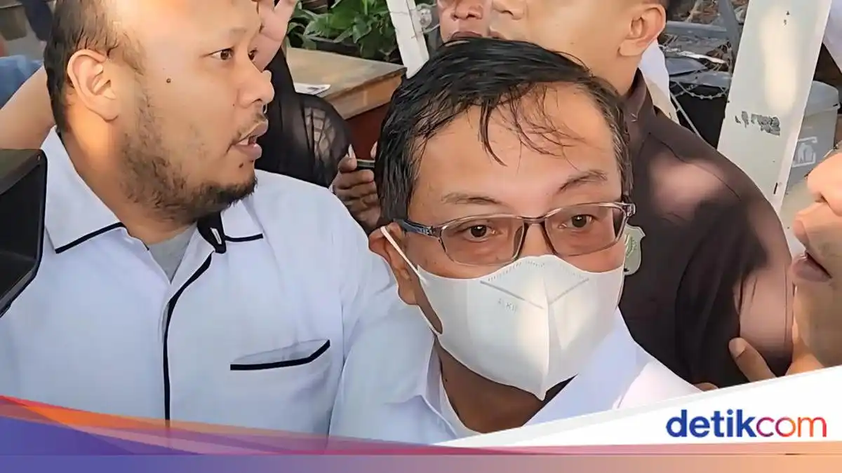 Sestama BNPB Rustian Meninggalkan Gedung KPK Usai Diperiksa dalam OTT