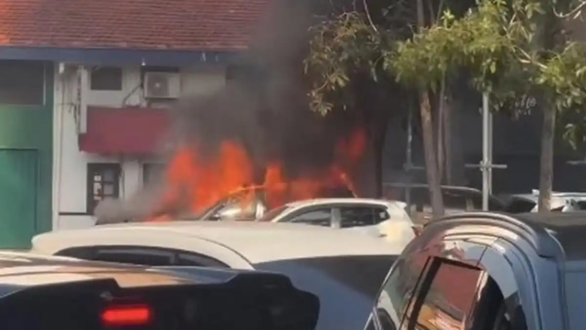Mobil Listrik Terbakar di Tebet, Petugas Kerahkan Enam Unit Damkar