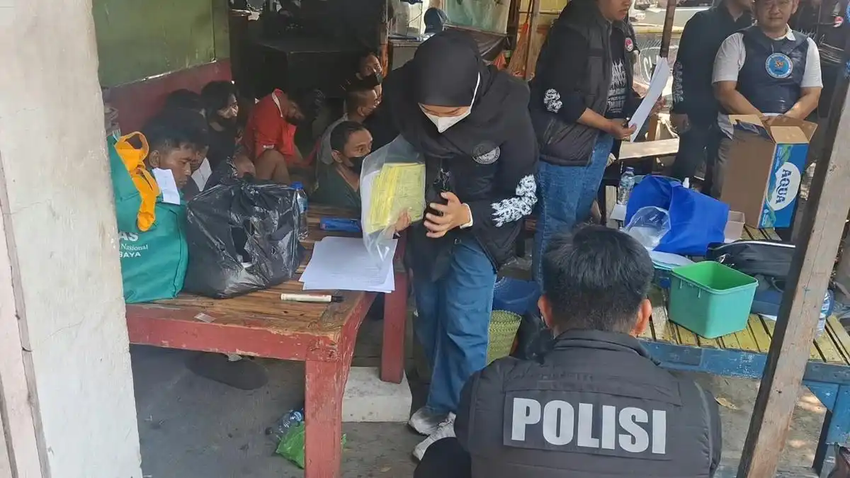 Polisi Amankan 19 Pria dalam Penggerebekan Narkoba di Jalan Kunti