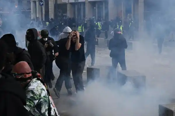 Dari Tuntutan Biaya Hidup hingga Bentrokan: Aksi Massa di Paris