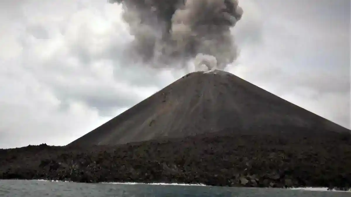 Anak Krakatau Erupsi Tiga Kali, Kolom Abu Tertinggi Teramati 500 Meter