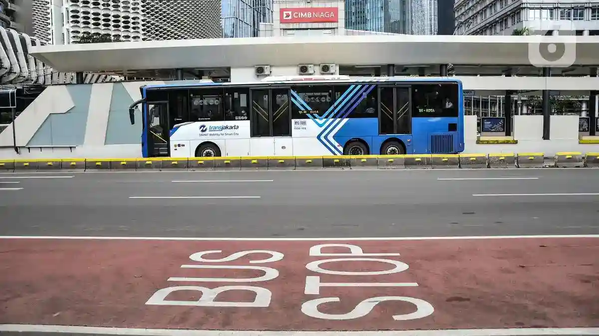 Truk Menabrak Pembatas di Cawang, 15 Layanan Transjakarta Terdampak