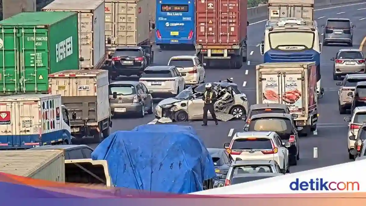 Wuling Binguo EV Kecelakaan di Tol Ancol Barat, Korban Dibawa ke Rumah Sakit