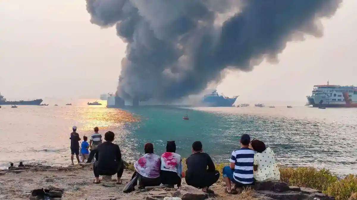 Kebakaran KMP Batumandi Picu Evakuasi Penumpang di Selat Sunda
