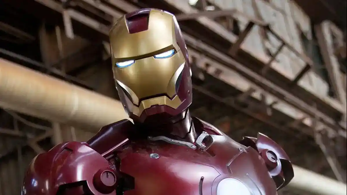 Sosok Berkostum Iron Man Lerai Cekcok Dua Pengendara di Kelapa Gading