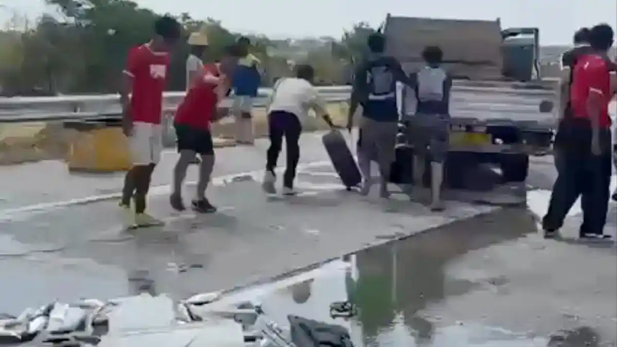 Pemain Muda Persijap Bantu Bersihkan Ikan yang Berserakan di Tol Pemalang