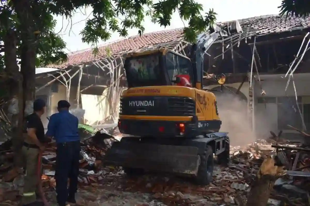 Satpol PP Surabaya Bongkar Bangunan di Lahan Pemkot setelah Retribusi Menunggak