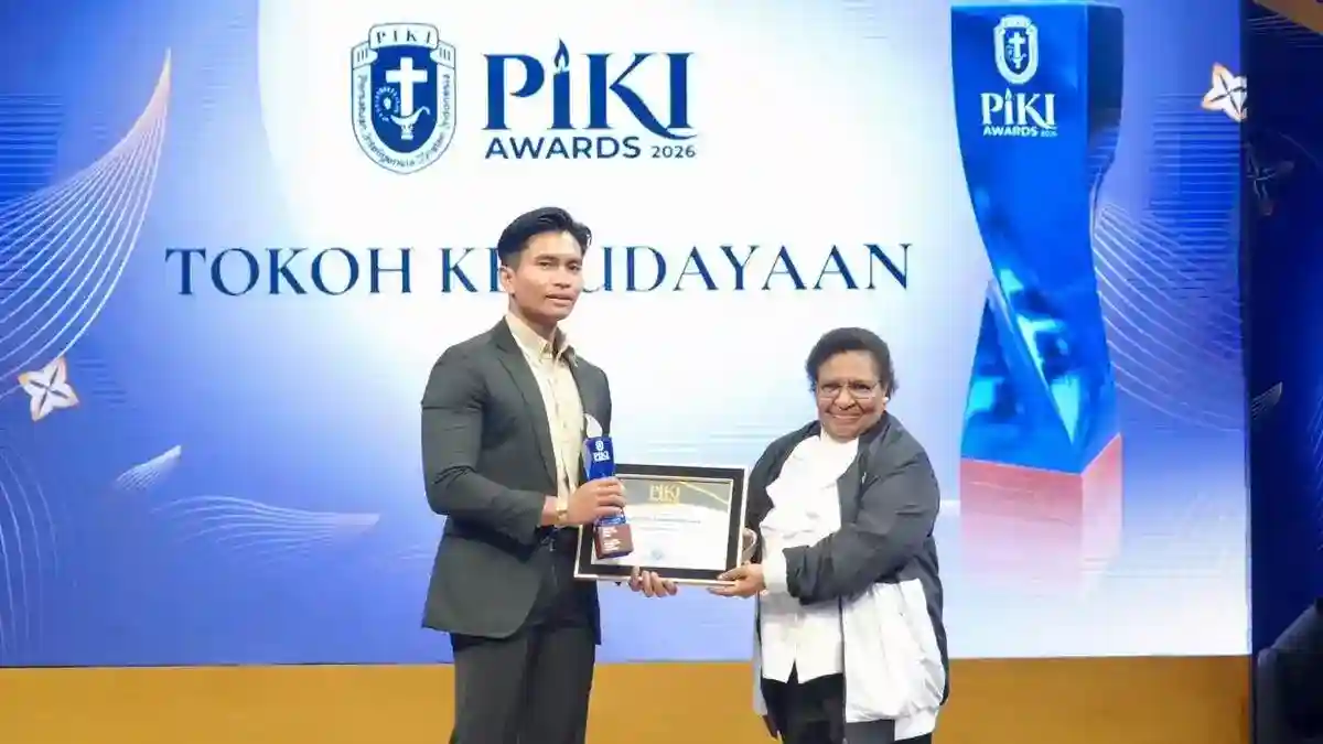 Ribka Haluk Serahkan Penghargaan Kebudayaan PIKI kepada Bambang Noorsena