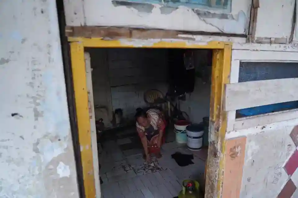 Aisah Menanti Perbaikan Rumah Rusak di Palmerah