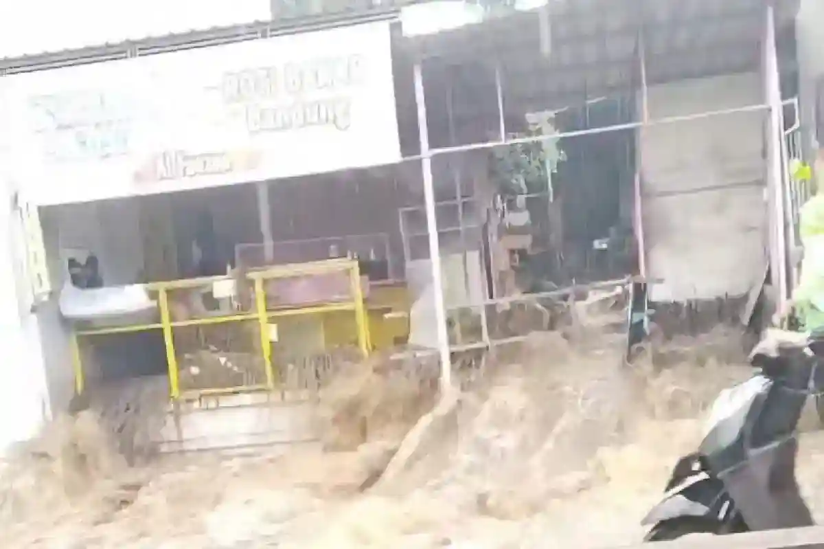 Hujan Deras Picu Banjir Luapan di Sejumlah Jalan Kota Batu