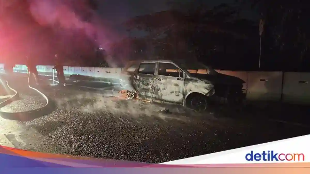 Minibus Terbakar di Tol Jagorawi KM 33, Pengemudi dan Keluarga Selamat