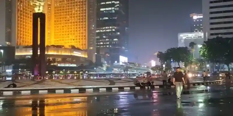 Hujan Redakan Aksi di Depan Plaza UOB, Massa Membubarkan Diri