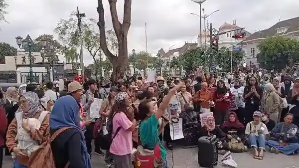 Panci, Lagu, dan Empat Tuntutan: Aksi Ibu Berisik di Titik Nol Kilometer