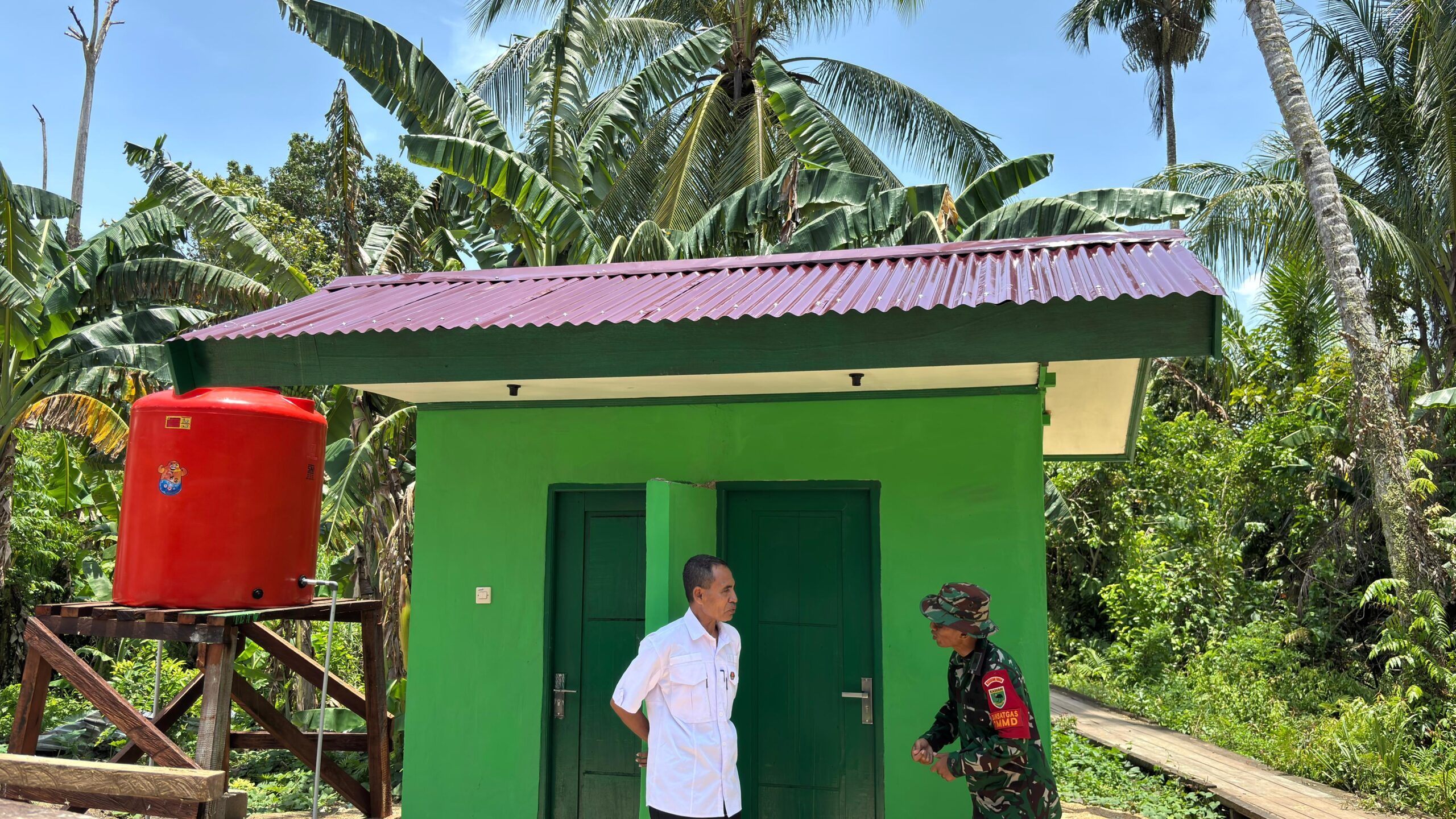 Dandim 1804/Kaimana Dampingi Sekwan Serahkan Kunci Rumah dan MCK kepada Warga Kampung Sisir