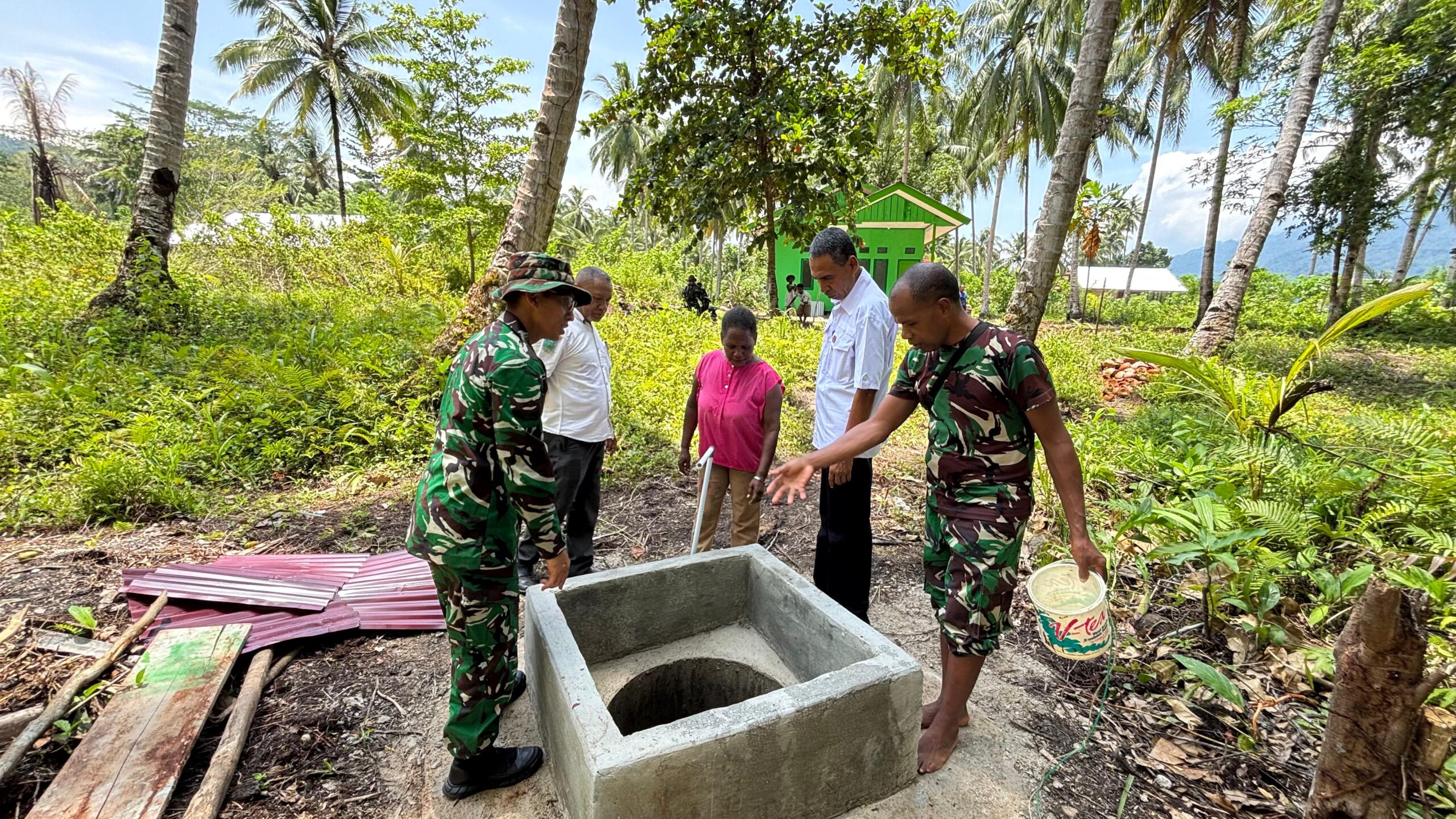 Kepala Kesbangpol Kaimana Bersama Dandim 1804/Kaimana Tinjau Sumur Bor TMMD Ke-127 di Kampung Sisir