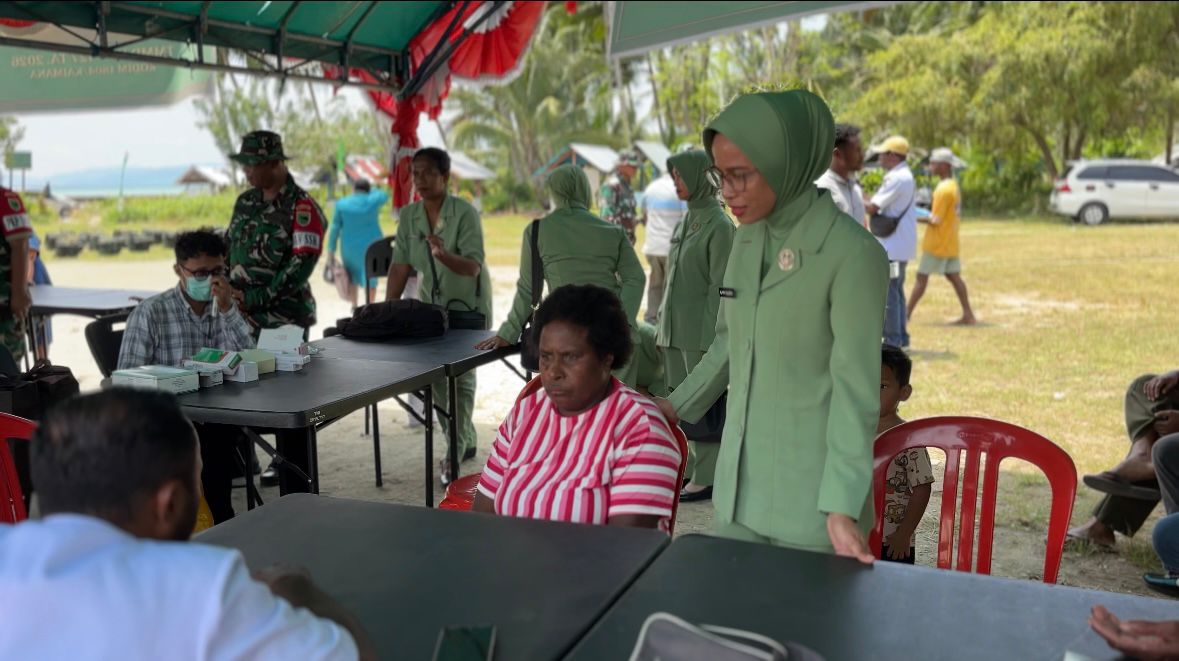 Ketua Persit KCK Cabang XL Kodim 1804/Kaimana Gelar Pengobatan Gratis di Kampung Marsi dalam Program TMMD ke-127