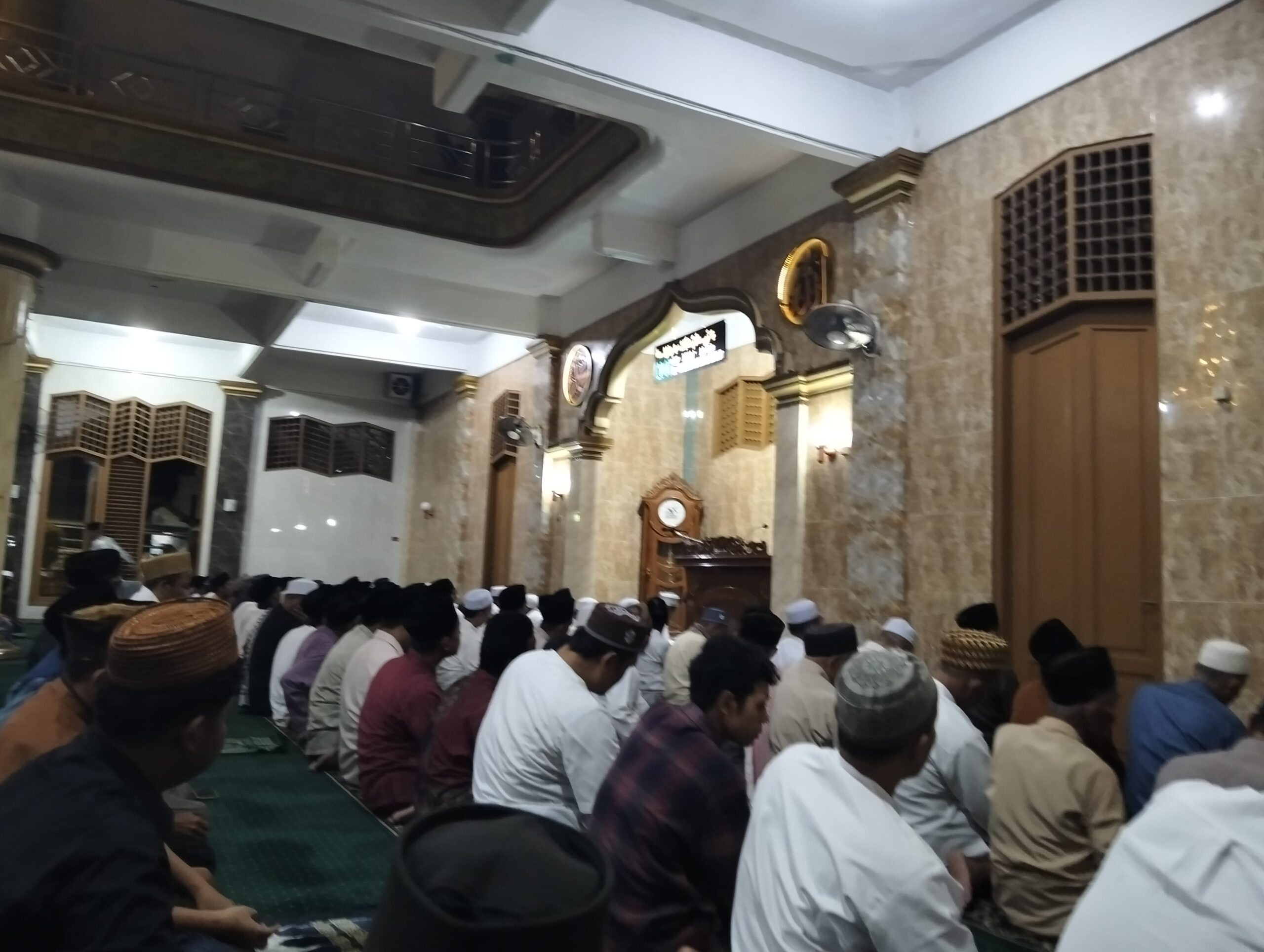 Bhabinkamtibmas Kelurahan Sukamulya Laksanakan Tarawih Keliling di Masjid Jami Al Ikhlas