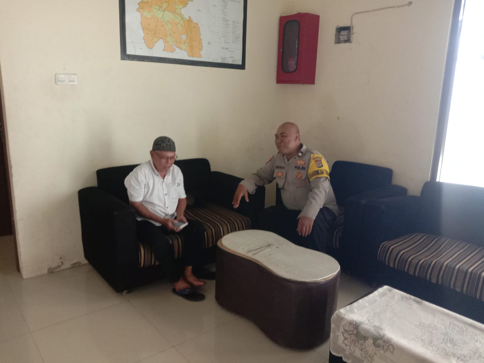 Bhabinkamtibmas Desa Budimulya Sambangi Warga, Sosialisasikan Layanan Polisi 110