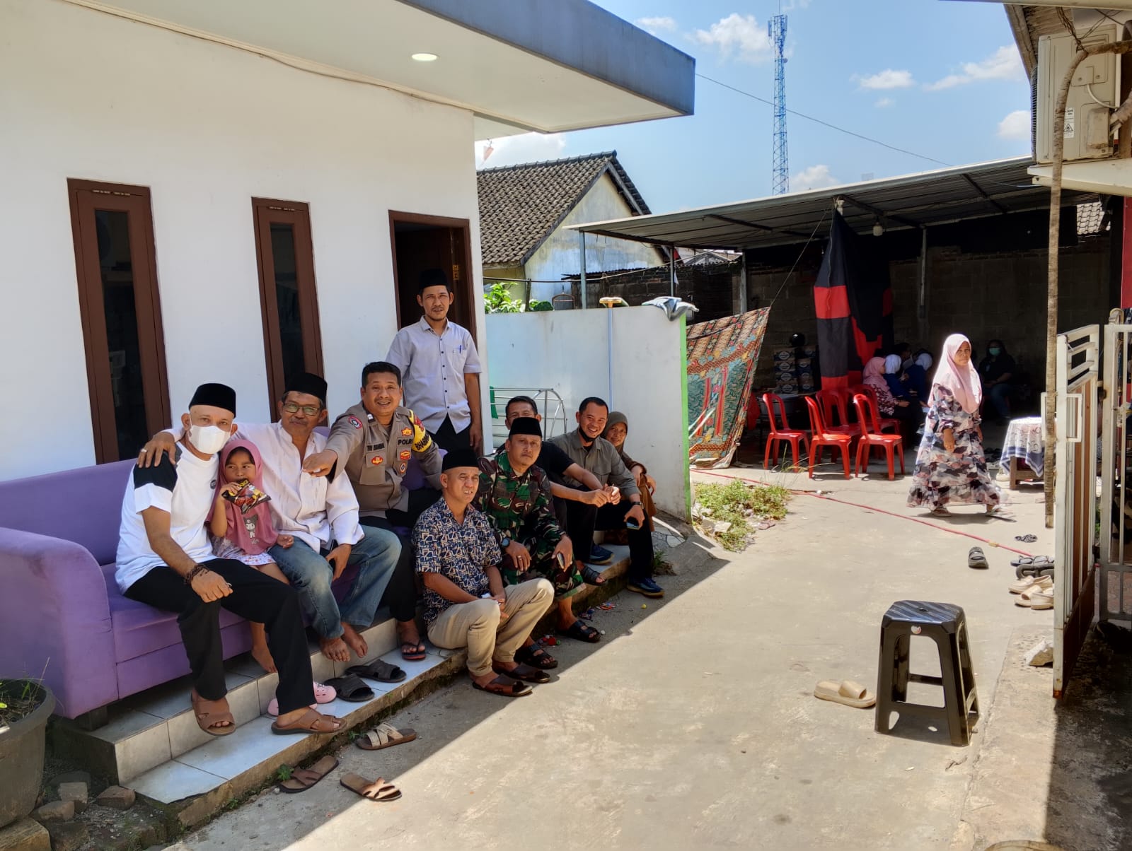 Bhabinkamtibmas dan Babinsa Takziah ke Rumah Duka Warga Bitung Jaya, Wujud Empati dan Kedekatan dengan Masyarakat