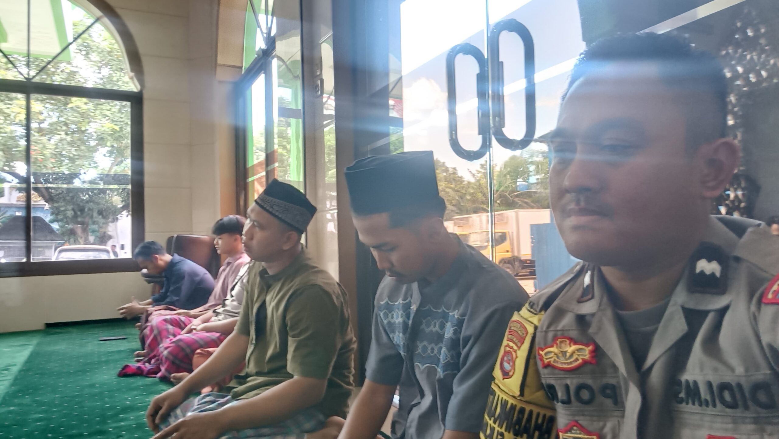 Polsek Cikupa Gelar Shalat Jumat Keliling di Masjid Jami Lammatul Jannah, Perkuat Silaturahmi dengan Warga