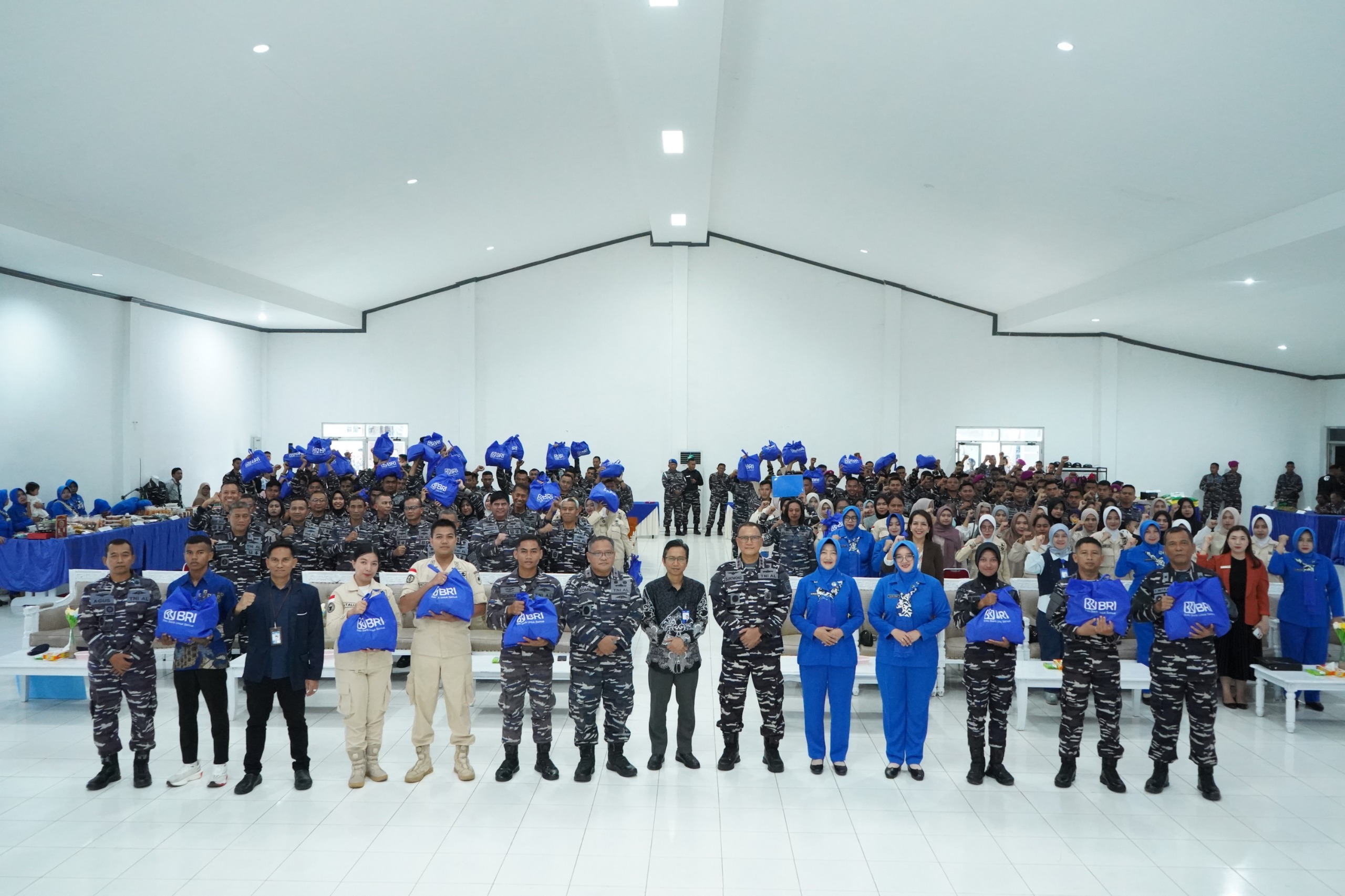 Jelang Idul Fitri 1447 H, Prajurit dan ASN Kodaeral XIV Sorong Menerima Paket Lebaran TNI Angkatan Laut